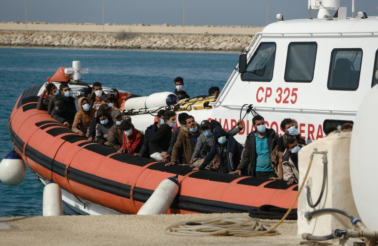 Italian coast guard lands in Pozzallo, Sicily with migrants aboard