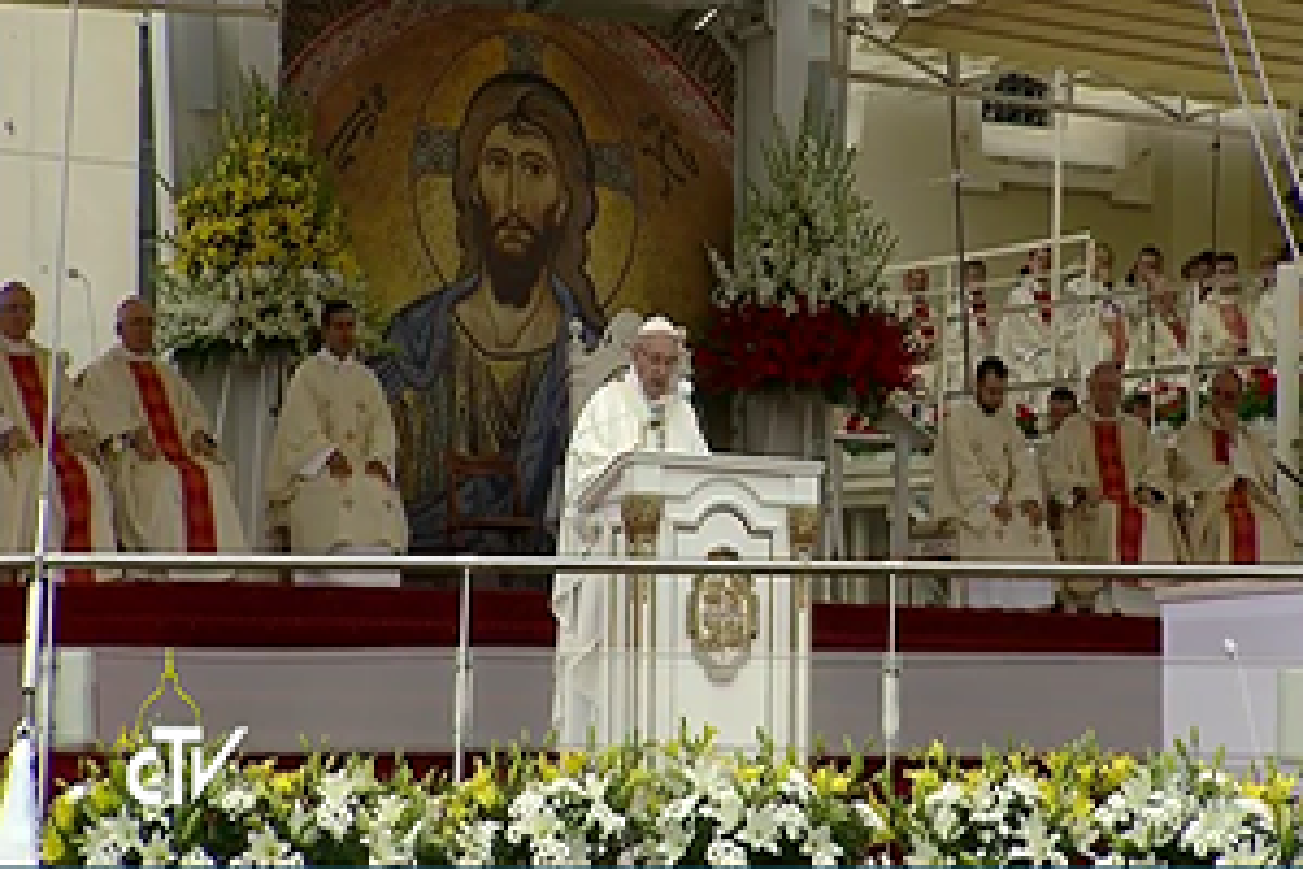 Pope Francis Calls on Polish Leaders to Welcome People on the Move