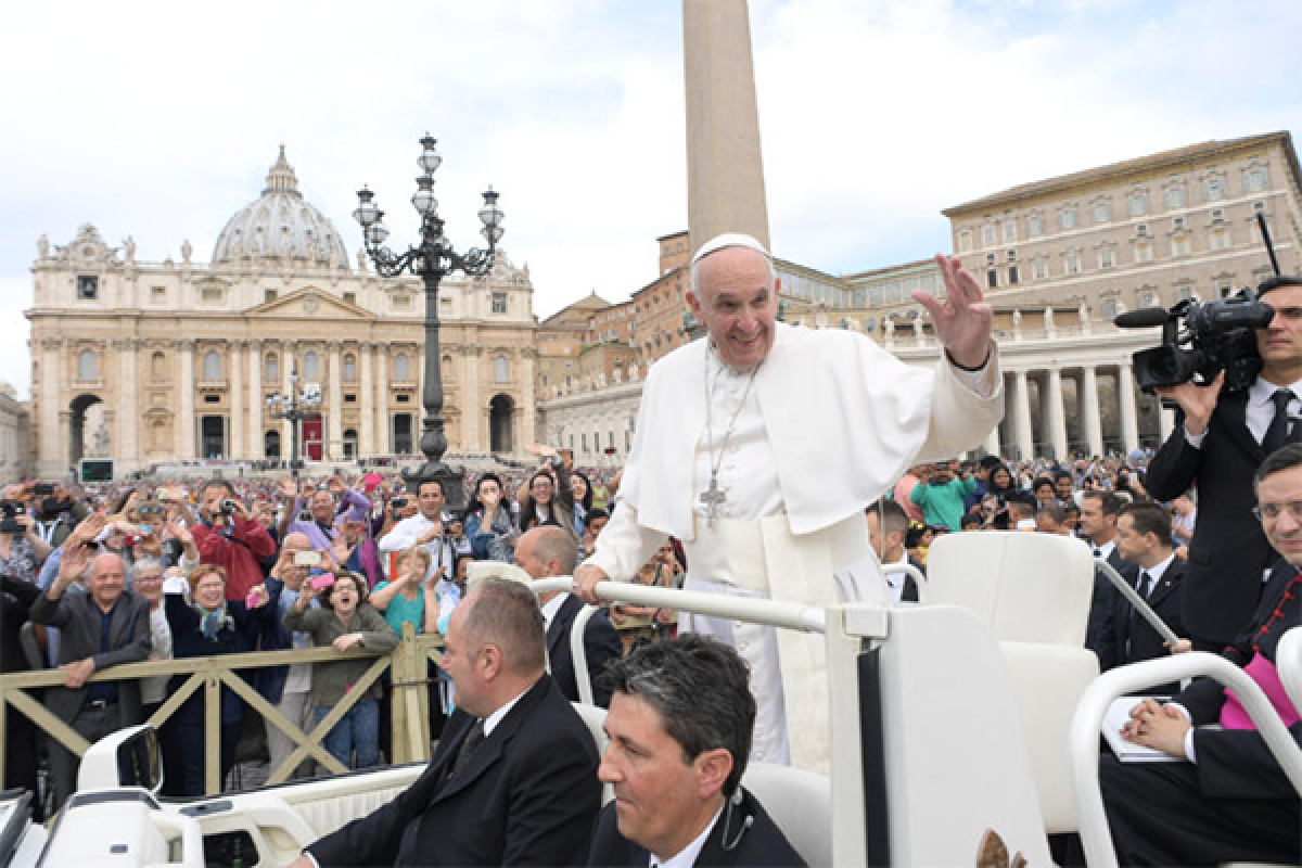 Pope Francis Invites to "Welcome the Stranger, Clothe the Naked"