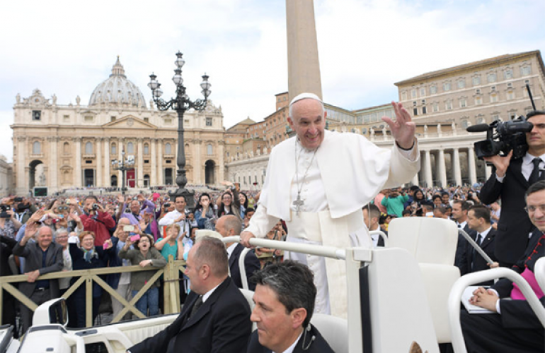 Pope Francis Invites to "Welcome the Stranger, Clothe the Naked"