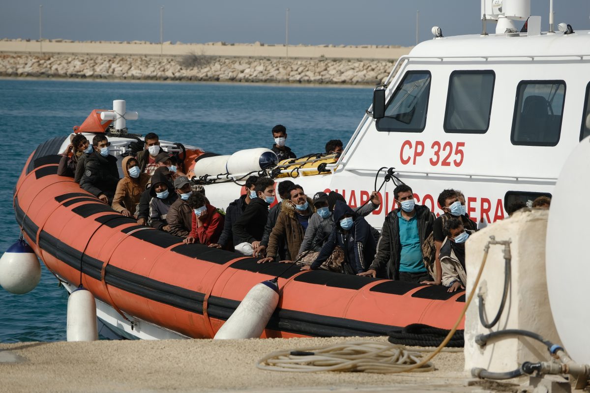 Italian coast guard lands in Pozzallo, Sicily with migrants aboard