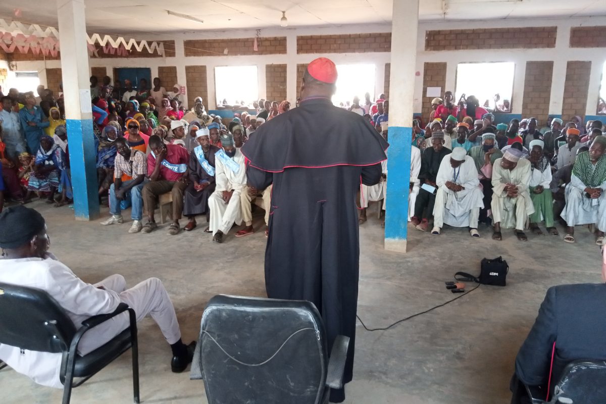 His Eminence Cardinal Nzapalainga Dieudonné visits Central African Refugees living at the Gado-Badzéré site near the Cameroonian border with the Republic Central African.