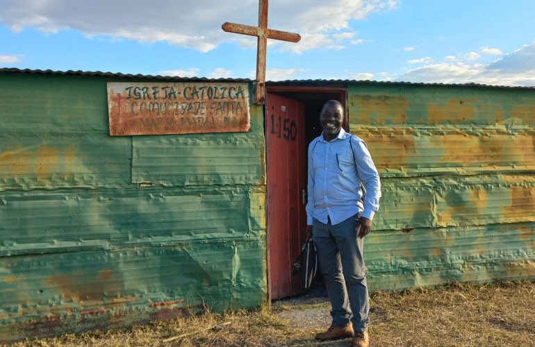 Mozambican miner in the diocese of Rustenburg, during the pastoral visit of South African Bishop Robert Mphiwe on 27-28 August 2021 (SACBC, 2021)
