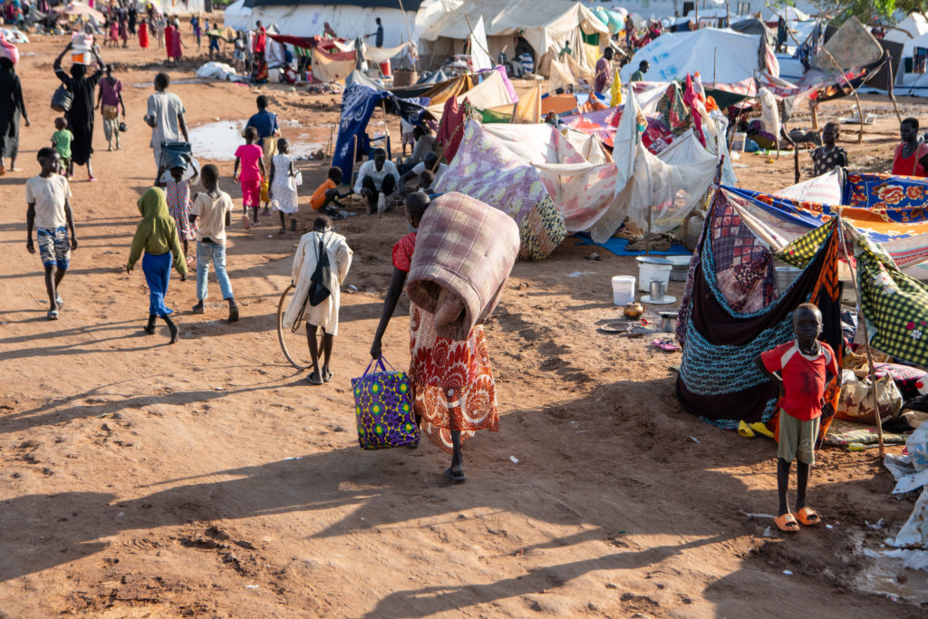 Sudanese refugees and South Sudanese returnees arrive at the border