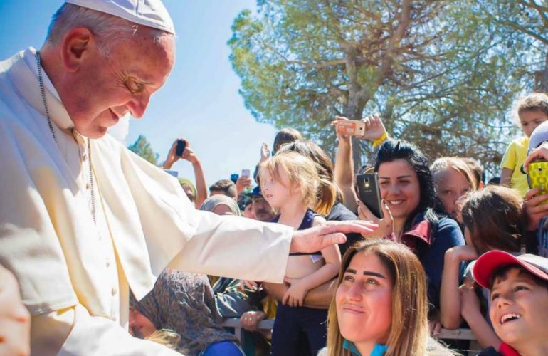 Le Pape François rencontre des réfugiés afghans .