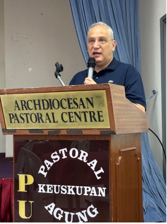 ICMC Secretary General Mr. Davide Bernocchi speaks at the 'Migrants in Asia & Our Response' workshop