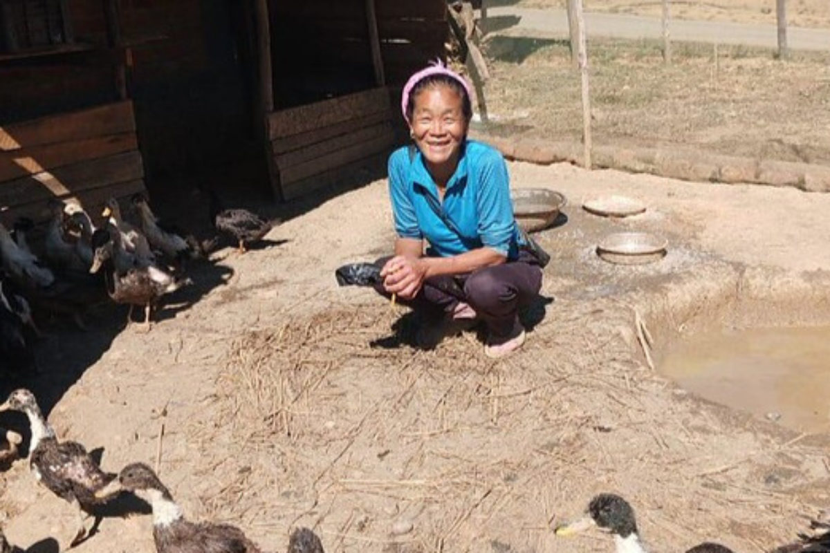Ethnic violence in Manipur has displaced thousands of people, destroying their livelihoods. Photo: Beneficiary of a 2024-25 program to provide poultry/livelihood creation support to displaced and economically vulnerable households, implemented by by ICMC member the Conference of Catholic Bishops of India (CCBI), with ICMC support © Conference of Catholic Bishops of India (CCBI)