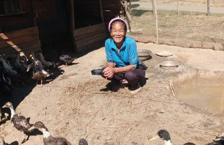 Ethnic violence in Manipur has displaced thousands of people, destroying their livelihoods. Photo: Beneficiary of a 2024-25 program to provide poultry/livelihood creation support to displaced and economically vulnerable households, implemented by by ICMC member the Conference of Catholic Bishops of India (CCBI), with ICMC support © Conference of Catholic Bishops of India (CCBI)