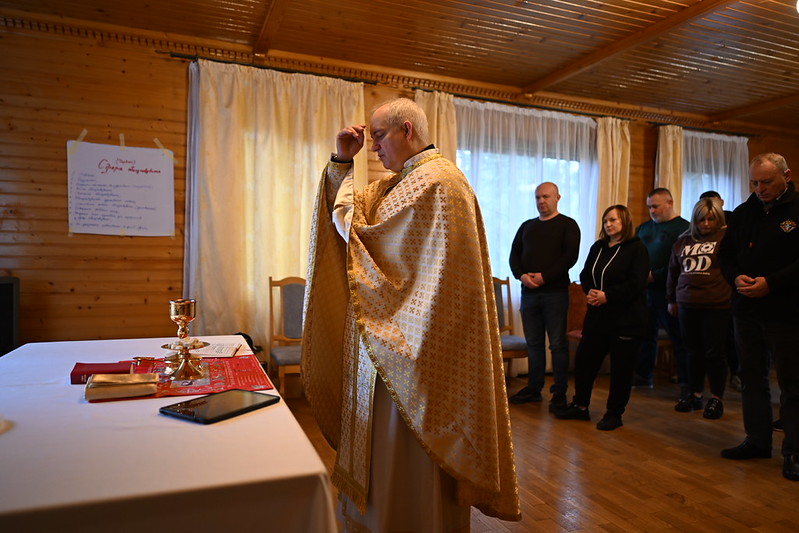 In Ukraine, ICMC support enables the Knights of Columbus & Catholic Archeparchy of Ivano-Frankivsk to work with a team of psychologists and spiritual chaplains, helping soldiers returning from the war to reintegrate into civilian life, with the support of their wives © Andrey Gorb/ICMC
