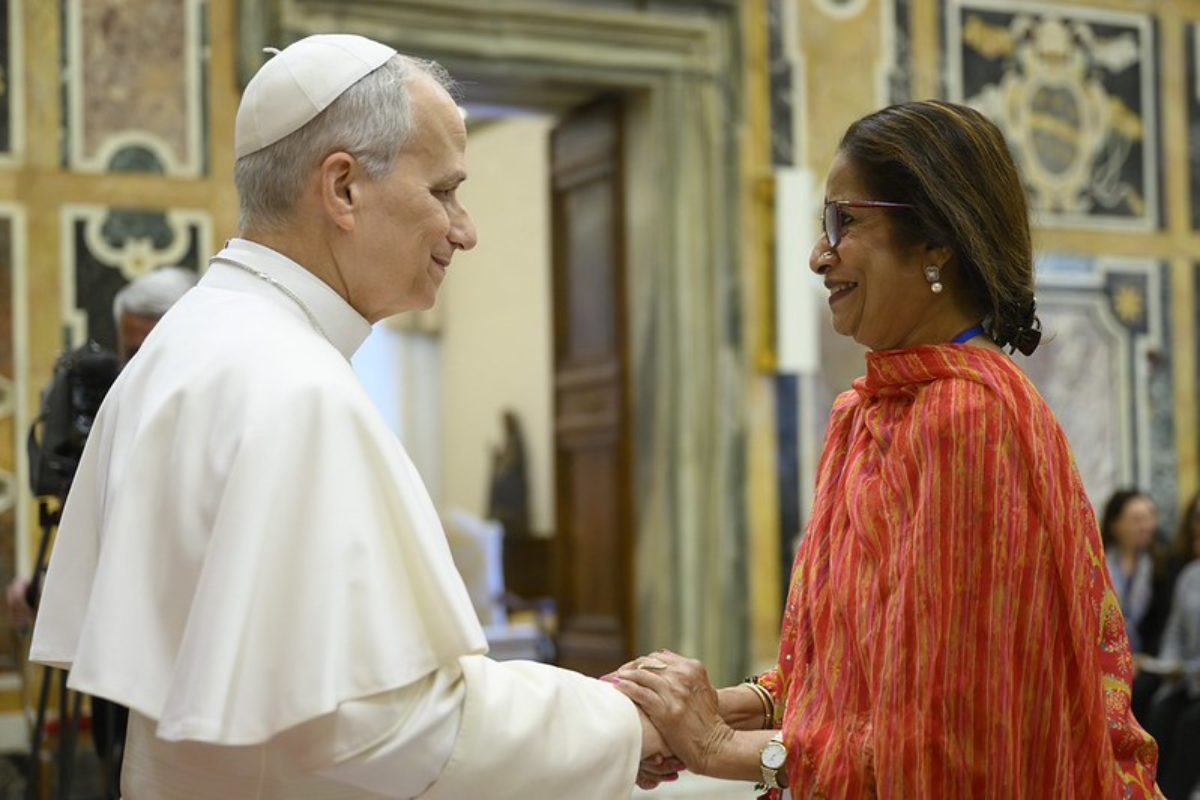 Christine Nathan, présidente de l'ICMC, et le pape Léon XIV lors de la réunion du comité de pilotage du projet « De la crise à la prise en charge : l'action catholique en faveur des enfants », à Rome, en février 2026