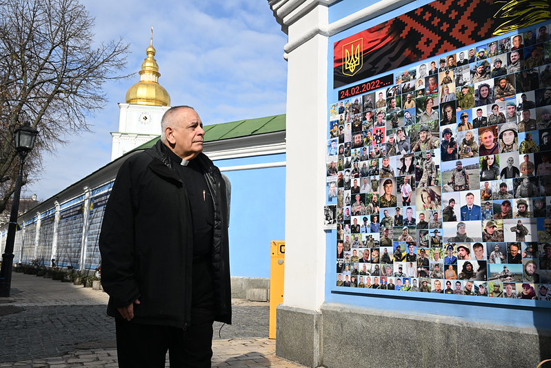 Msgr. Vitillo at a wall of remembrance during an ICMC solidarity visit to Irpin and Kyiv in Ukraine, 2023 © Andrey Gorb/ICMC