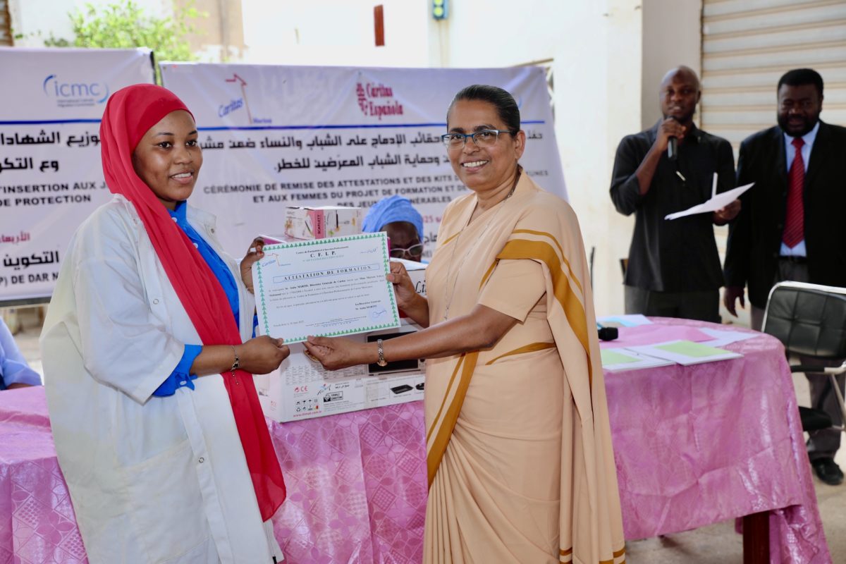 A participant of the Caritas Mauritania vocational training program, facilitated by Caritas Mauritania with ICMC support, at the program's graduation ceremony